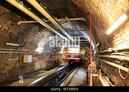 Düstere U-Bahn Tunnel view mit fahrendem Zug Stockfoto