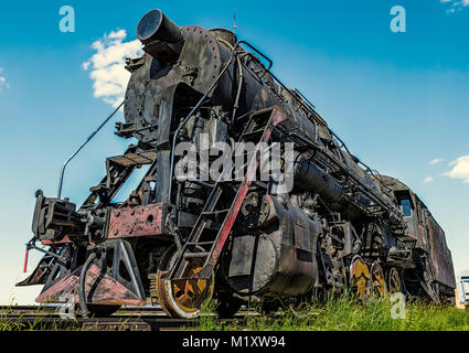 Der alte schwarze Lokomotive steht auf dem Bügeleisen Titel außerhalb der Stadt. Stockfoto