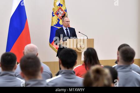 Der russische Präsident Wladimir Putin Adressen Athleten konkurrieren in der PyeongChang Olympischen Winterspiele Januar 31, 2018 in Novo-Ogaryovo, Moskau, Russland. Stockfoto