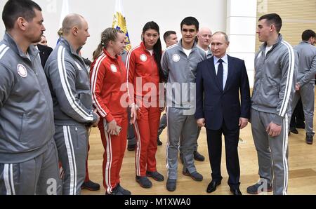 Der russische Präsident Wladimir Putin Chats mit Athleten konkurrieren in der PyeongChang Olympischen Winterspiele Januar 31, 2018 in Novo-Ogaryovo, Moskau, Russland. Stockfoto