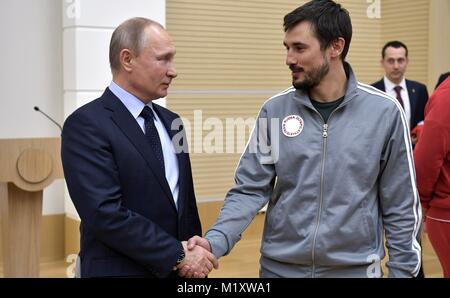 Der russische Präsident Wladimir Putin Chats mit Athleten konkurrieren in der PyeongChang Olympischen Winterspiele Januar 31, 2018 in Novo-Ogaryovo, Moskau, Russland. Stockfoto