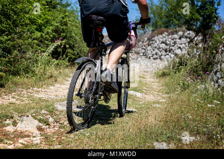 Biker Fahrt auf eine Back-Country Road Stockfoto