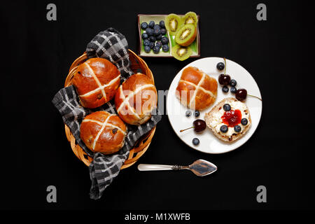 Ostern Hot Cross Buns mit Marmelade, Clotted Cream, Blaubeeren und Kiwi Stockfoto