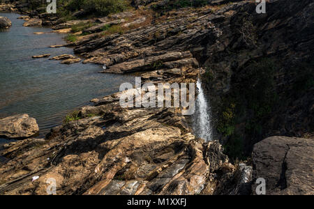 Wasserfall im Sommer mit Felsformationen, die sich im Laufe der Jahre auf dem Berg gemacht Stockfoto