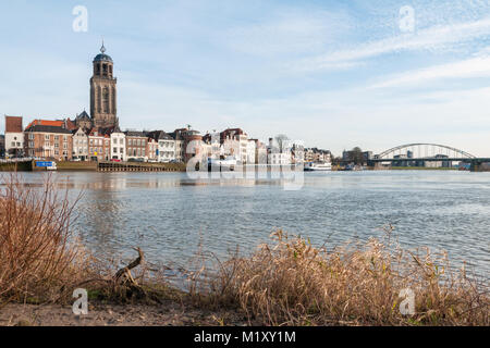 DEVENTER, Niederlande - 18. Januar 2014: Das historische Zentrum von Deventer mit der Lebuinus Church und dem Fluss IJssel in den Vordergrund. Die Wil Stockfoto