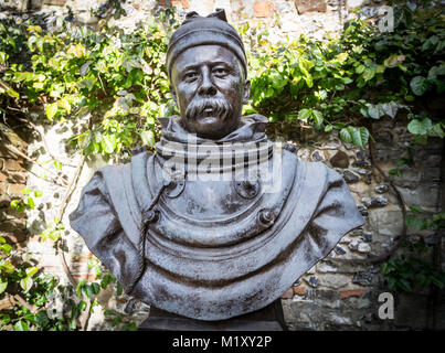 Statue von William Walker, einem tiefblauen Meer Taucher, unter Wasser für sechs Jahre gearbeitet waterlogged Grundlagen der Kathedrale von Winchester zu untermauern Stockfoto