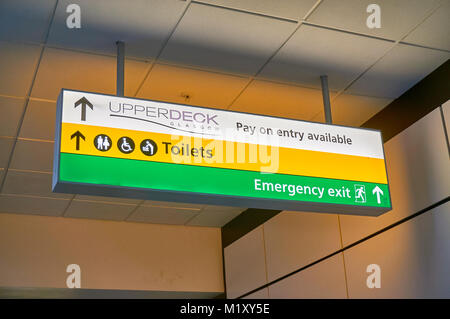 Beschilderung am Flughafen Glasgow, UK. Stockfoto