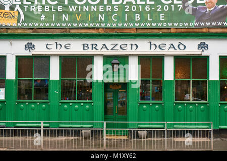 Die Brazen Head - ein pub Unterstützung Celtic Football Club in Glasgow. Stockfoto