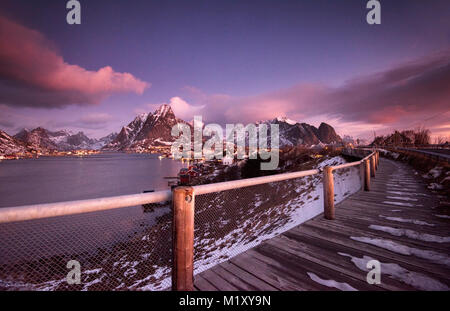 Sonnenaufgang über dem Fischerdorf Reine auf Moskenesøya in den Lofoten norwegen Stockfoto