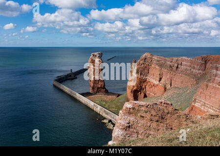 Helgolands 'Lange Anna' vom Hochland aus gesehen, bei blauem Himmel und mit sehen. Stockfoto