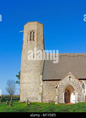 Ein Blick auf den Turm und Vorhalle der Kirche aller Heiligen an Edingthorpe, Norfolk, England, Vereinigtes Königreich. Stockfoto