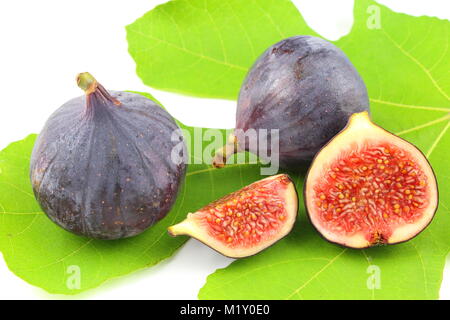 Zusammensetzung von frischen Feigen Früchte auf einem Feigenblatt Stockfoto
