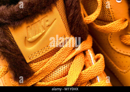 Tambow, Russland - 27 September 2017 Close-up Label Nike auf neuen Winter Sport Schuhe. Stockfoto