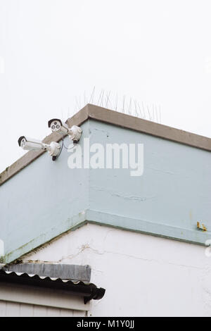 Zwei CCTV-Kameras an der Ecke eines Gebäudes auf den Preis von Wales Pier Falmouth, Cornwall. Stockfoto