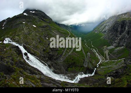 Ein Blick auf die Straße entlang, die voll von haarnadeln in Norwegen genannt Trollstigen. Der Sturm kommt aus dem Tal. Stockfoto