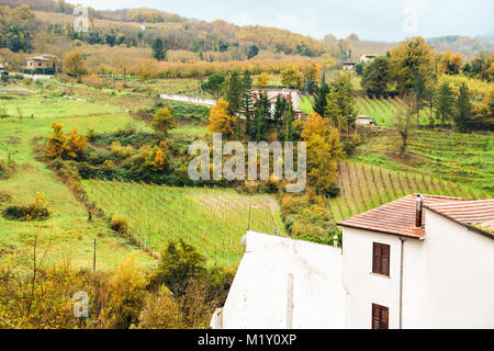 Die mittelalterliche Burg von der Stadt aus Tuffstein in Irpinia, einer Region Kampanien in der Provinz Avellino, Italien Stockfoto