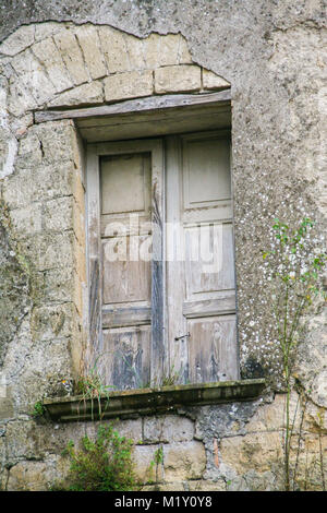 Alte zerstörte Fenster in der mittelalterlichen Burg von der Stadt aus Tuffstein in Irpinia, einer Region Kampanien in der Provinz Avellino, Italien Stockfoto