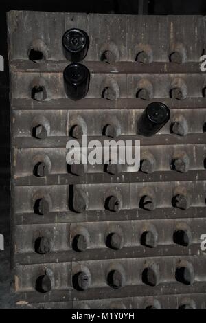 Flaschen Wein im Keller, Tufo, Sorrento, Kampanien, Italien Stockfoto