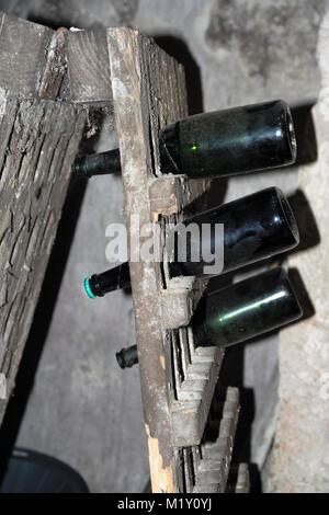 Flaschen Wein im Keller, Tufo, Sorrento, Kampanien, Italien Stockfoto