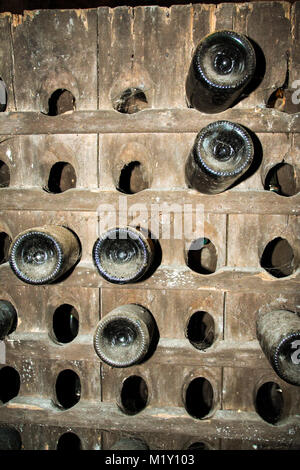 Flaschen Wein im Keller, Tufo, Sorrento, Kampanien, Italien Stockfoto