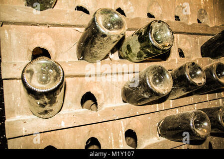 Flaschen Wein im Keller, Tufo, Sorrento, Kampanien, Italien Stockfoto