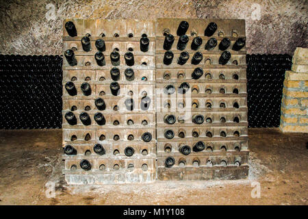 Flaschen Wein im Keller, Tufo, Sorrento, Kampanien, Italien Stockfoto