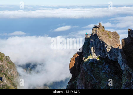Junge Frau am Ninho da Manta Aussichtspunkt Pico Do Arieiro, Madeira Stockfoto
