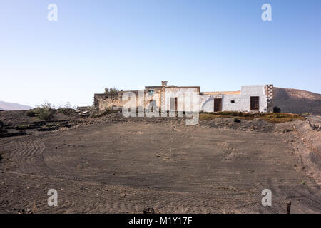 La Geria, Lanzarote - 8. November 2017. Ein altes, traditionelles Bauernhaus in der Mitte des Weingartens. Stockfoto