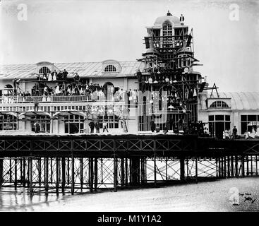 AJAXNETPHOTO. Mai 4th, 1908. Fareham, England. - PIER Bauherren - der Pier im Bau. 154 MÄNNER UND EIN HUND STEHEN IN DIESEM HERVORRAGENDEN GRUPPE FOTO AUS DEM ORIGINAL GLAS PLATTE 14,75 X 12 ZOLL. Foto: EDGAR WARD/AJAX VINTAGE BILDARCHIV. REF: D 00781 B Stockfoto