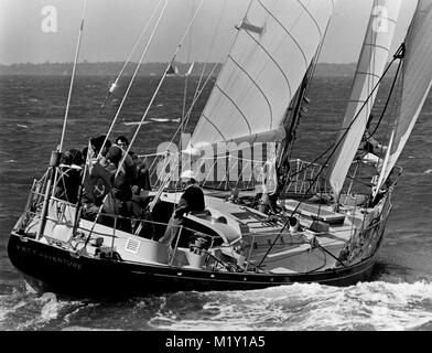 AJAXNETPHOTO. 1973. COWES, England. - FASTNET RACE START-ROYAL NAVY TRAINING YACHT ABENTEUER. Der CAMPER & NICHOLSON C&N55 ist ein WHITBREAD RACE EINTRAG. Foto: Jonathan Eastland/AJAX REF: YA abenteuer 1973 Stockfoto