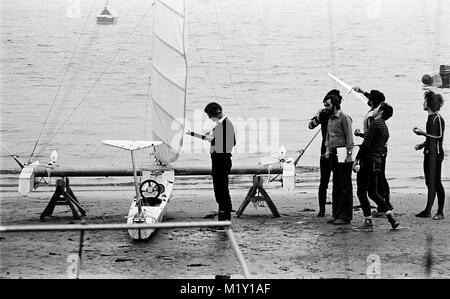 AJAXNETPHOTO. 7. Okt 1978. PORTLAND, England. - WEYMOUTH SPEED WEEK - TRI - tragflügelboot Kraft 8 ZIEHT DIE MASSEN AM STRAND VON SCHLOSS COVE. Foto: Jonathan Eastland/AJAX REF: 2781310 14098 Stockfoto