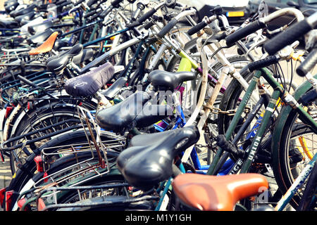 AMSTERDAM, NIEDERLANDE - 19 August, 2015: Viele Fahrräder auf dem Fahrrad parken in Amsterdam geparkt. Amsterdam ist die Hauptstadt der Niederlande am Aug. Stockfoto