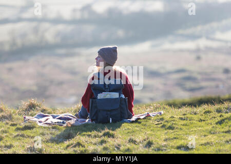 Großbritannien, Derbyshire, einem Wanderer genießen Sie den Blick über das Tal von Hoffnung Mam Tor. Stockfoto