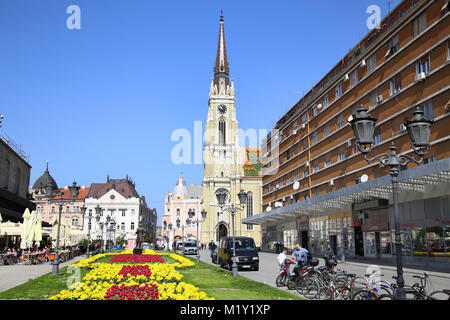 NOVI SAD, Serbien - April 03: Blick auf die katholische Kathedrale von der Straße Modene in Novi Sad, die in dieser Stadt hält die Summer Music Festival verlassen. Foto Stockfoto