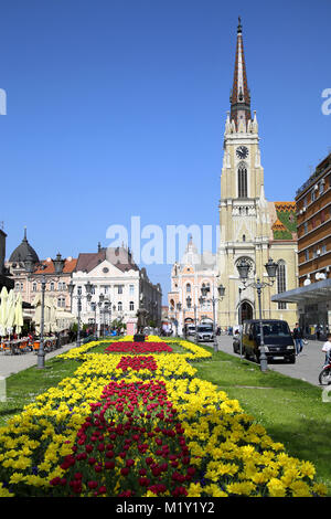 NOVI SAD, Serbien - April 03: Blick auf die katholische Kathedrale von der Straße Modene in Novi Sad, die in dieser Stadt hält die Summer Music Festival verlassen. Foto Stockfoto