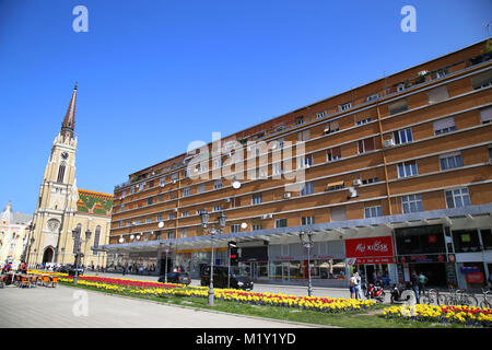 NOVI SAD, Serbien - April 03: Blick auf die katholische Kathedrale von der Straße Modene in Novi Sad, die in dieser Stadt hält die Summer Music Festival verlassen. Foto Stockfoto