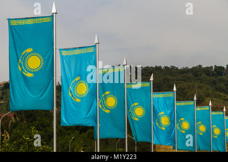 Linie der blauen und gelben Kasachische Fahnen im Wind, Almaty, Kasachstan, Asien. Stockfoto