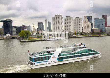 ROTTERDAM, Niederlande - 18 August: Blick von der Erasmus Brücke auf die Skyline von Rotterdam mit einem Kreuzfahrtschiff, Maas in Rotterdam, Niederlande Stockfoto