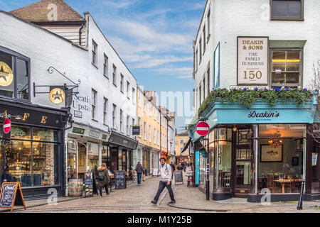 Canterbury, Großbritannien - 29.Januar 2018. Die gepflasterten ebnet der Sonne Straße in der historischen Stadt Canturbury. Die Straße ist Fußgängerzone und sehr beliebt bei den Touri Stockfoto