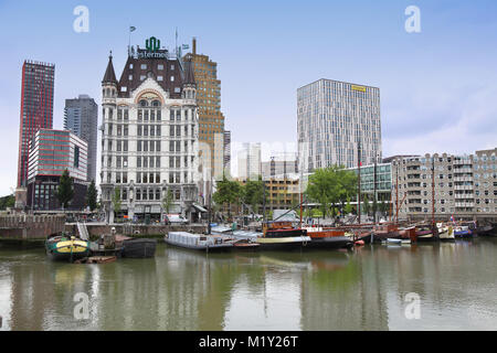 ROTTERDAM, Niederlande - 18 August: Rotterdam ist eine Stadt der modernen Architektur, Westermeijer Turm und Oude Haven älteste Teil des Hafens von Andi Stockfoto
