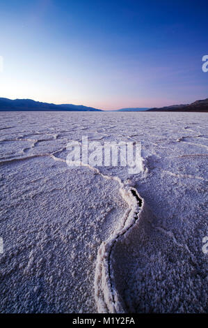 Sonnenuntergang über Badwater Basin im Death Valley National Park, Kalifornien. Badwater Basin ist der niedrigste Punkt in Nordamerika auf einer Höhe von 282 Fuß Stockfoto