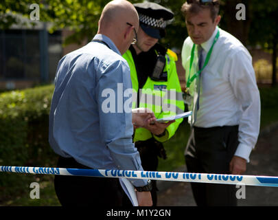 © RICH BOWEN. 27.05.2012. Bracknell, Berkshire, Großbritannien Thames Valley Polizei hat eine Untersuchung in einer verdächtigen Tod nach der Entdeckung eines womanÕs Körper in Bracknell heute Morgen (27/05). Die Polizei war mit einer Adresse in Bay Drive, Bullbrook kurz vor 8 Uhr, wo Sie einen Körper einer Frau in den zwanziger Jahren entdeckt. Sie war tot an der Szene von sanitätern Photo Credit: Rich Bowen Stockfoto