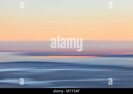 Motion Blur von Eagle River Wohnungen mit Schnee bedeckten Seen, Knik Arm und Susitna Tal im Hintergrund bei Sonnenaufgang von Eagle River in Alaska. Stockfoto