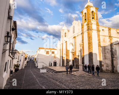 MONSARAZ, PORTUGAL - Januar 28, 2018: Die Pfarrkirche (Igreja Matriz de Nossa Senhora de Lagoa), Monsaraz in der Region Alentejo, Portugal, bei Sonnenuntergang. Stockfoto