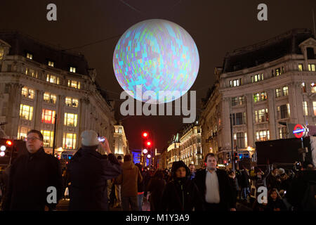 Lumiere Licht festival Aufblasbare Kugel über die Oxford Street, London, England, Großbritannien Stockfoto