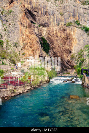Derwisch Kloster oder Tekke am Fluss Buna Frühling in der Stadt Blagaj, Bosnien Stockfoto