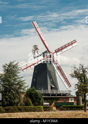 Historische Windmühle in Bardowick, Niedersachsen, Deutschland. Stockfoto