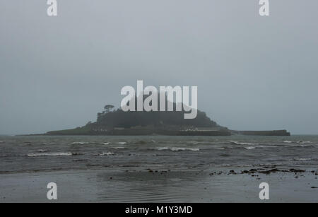 St Michael's Mount, Marazion, Cornwall. Auf einem sehr nass und nebelig, morgens genommen, ging die Burg besuchen leider keine Prüfung der Gezeiten Stockfoto