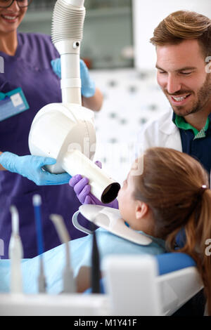 Zahnarzt Vorbereitung x-ray Tube, x-ray zahnmedizinische Aufnahmen junger Patient Stockfoto