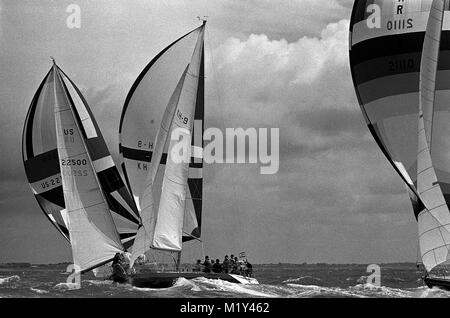 AJAXNETPHOTO. 1979. SOLENT, England. - ADMIRAL'S CUP - SOLENT INSHORE RACE. (L - R) WILLIWAW (USA), GEFOLGT VON UIN NA MARA IV (HK) und SINGAPURS APOLLO IV, tanzen zu den breezy Bedingungen. Foto: Jonathan Eastland/AJAX REF: 79 Stockfoto